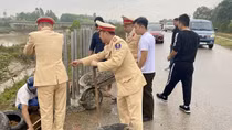 CSGT lập rào chắn đoạn đường cua, vênh nguy hiểm