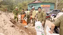 Công an vượt sông "cõng" vật liệu xây nhà cho người nghèo