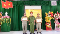 Tặng bằng khen 2 Bảo vệ dân phố dũng cảm trấn áp tội phạm