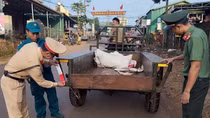 Dán phản quang cho xe công nông, giảm thiểu tai nạn giao thông