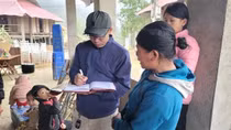Bản nghèo “cõng điện” giá cao