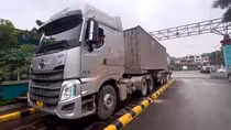 CSGT bắt nhiều xe độ container chở quá tải cát lậu