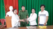 Chở vợ đi làm, bất ngờ nhặt được túi tiền gần 200 triệu