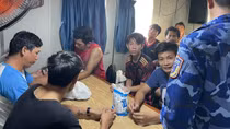 Đưa 14 ngư dân tàu cá bị nạn trên biển vào đất liền an toàn
