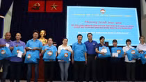 Trao 100 phần quà cho công nhân bị giảm giờ làm do ảnh hưởng dịch bệnh