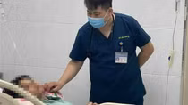 Uống rượu kèm thuốc, 6 nam nữ thanh niên nhập viện