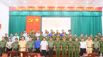 Hơn 500 giáo viên và học viên Cảnh sát “ba cùng” với người dân Bến Tre