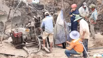 Vụ bé trai bị lọt vào trụ bê-tông: “Còn nước còn tát”