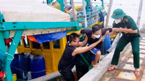 Tiếp nhận 5 ngư dân bị nạn trên biển vào bờ an toàn
