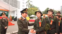 Thứ trưởng Trần Quốc Tỏ dự lễ giao nhận quân tại quận Hai Bà Trưng, Hà Nội