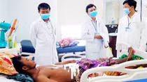 Cấp cứu kịp thời người đàn ông Campuchia bị trâu húc