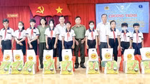 Thăm khám bệnh, cấp phát thuốc miễn phí và tặng quà người dân khó khăn