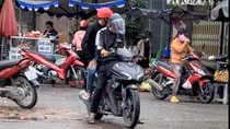 Hai tên cướp "múa gậy trong bị"