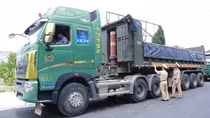 CSGT Hà Tĩnh phát hiện chiêu trò, xe tải lắp kích tự động cơi nới thành thùng