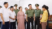 Bộ Công an trao tặng 1.000 ngôi nhà cho các hộ gia đình khó khăn ở Hà Tĩnh