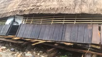 Sập nhà rông, 3 người trú mưa may mắn thoát nạn