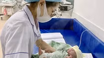 Vì sao phải đưa sữa mẹ hiến tặng thanh trùng vào chi trả bảo hiểm y tế?