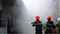 Dập tắt vụ cháy cửa hàng bán đồ chơi trẻ em ở trung tâm Đà Nẵng
