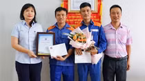 Khen thưởng nhân viên cây xăng cứu người mắc kẹt trong ôtô đang bốc cháy