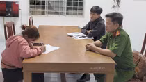 Thua lỗ vì đầu tư tài khoản trên mạng, cô gái tự cắt vào tay bịa bị cướp