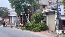 Bị nổ lốp, xe container chui tọt vào cửa hàng xe máy