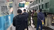 Nhận “bôi trơn” 15 triệu để đăng kiểm xe tải cải tạo thành xe cẩu, Phó Giám đốc vào lò