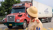 Cả loạt xe khách, container bị CSGT tuýt còi trên cao tốc