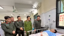 Thăm hỏi cán bộ Công an TP Hà Nội bị thương khi làm nhiệm vụ