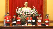 Thứ trưởng Trần Quốc Tỏ gặp mặt con các thương binh, liệt sĩ trong CAND