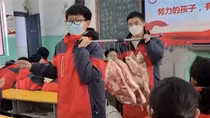 Trường học Trung Quốc đặt mổ 100 con lợn, thưởng cho học sinh giỏi dịp Tết