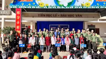Cục Pháp chế và cải cách hành chính, tư pháp trao quà cho thầy trò vùng khó tại Hà Giang