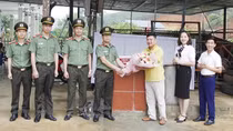 “Cõng nước” cho em