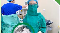 Sau 3 tháng bụng to nhanh, mổ ra khối u nhầy buồng trứng "khủng" 8kg