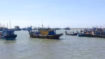 Tích cực tìm kiếm một ngư dân rơi xuống biển, mất tích