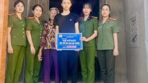 Công an giúp cụ bà đi lạc về nhà an toàn