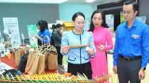 Người "thổi hồn" vào mô hình ghe Ngo của đồng bào Khmer