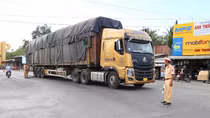 Choáng với “khủng long bạo chúa” - xe đầu kéo vượt tải trọng gần 8 lần!