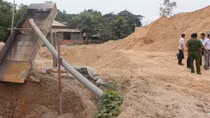 Đình chỉ hoạt động, buộc di dời bãi cát, đá vì xả thải ra sông
