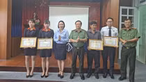 Khen thưởng các cá nhân hỗ trợ bắt kẻ cướp ngân hàng