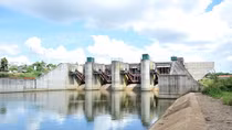 Sống tạm bợ bên hồ thủy lợi nghìn tỷ có nguy cơ “đắp chiếu”