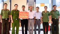 Công an Quảng Ngãi trao tặng nhà nghĩa tình đồng đội