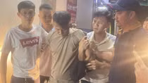 Dùng súng khống chế chủ và nhân viên nhà sách để cướp tài sản