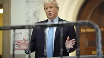 Bị đuổi khỏi tòa vì ủng hộ ông Trump quá mức