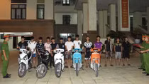 13 thanh thiếu niên đua xe mang dao phóng lợn nghênh ngang diễu phố
