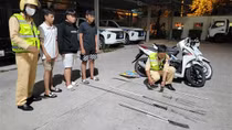 CSGT phát hiện nhóm tuổi teen cất giấu nhiều hung khí tự chế