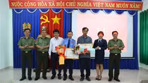 Khen thưởng 3 cá nhân dũng cảm khống chế kẻ cướp ngân hàng
