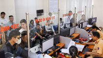 Người dân cấp tập đi làm thủ tục trước giờ G định danh biển số xe