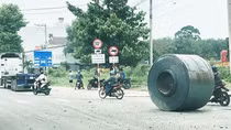 Nguy hiểm rình rập từ các xe chở thép cuộn thiếu an toàn