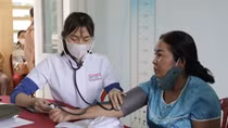 Bác sĩ trẻ tình nguyện khám bệnh, cấp phát thuốc miễn phí cho người nghèo