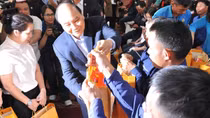 Không để ai không có Tết